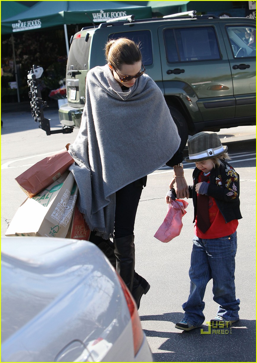 Angelina Jolie Whole Foods Grocery Shopping! Photo 2408717 Angelina