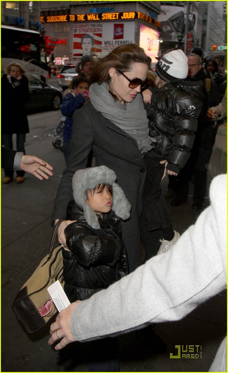 Brad Pitt & Angelina Jolie Hit Mary Poppins on Broadway VIDEO Photo