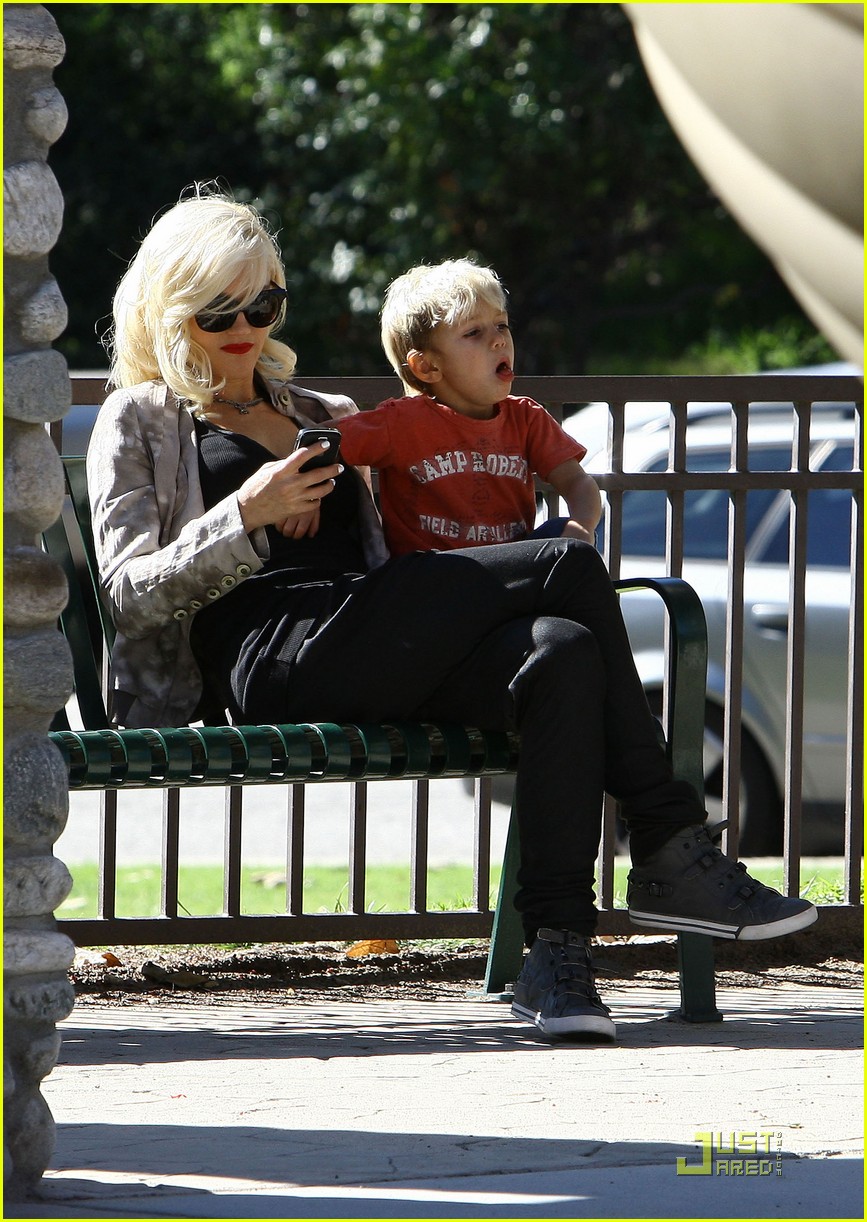 Gwen Stefani Gets A Kingston Kiss Photo 2412246 Celebrity Babies