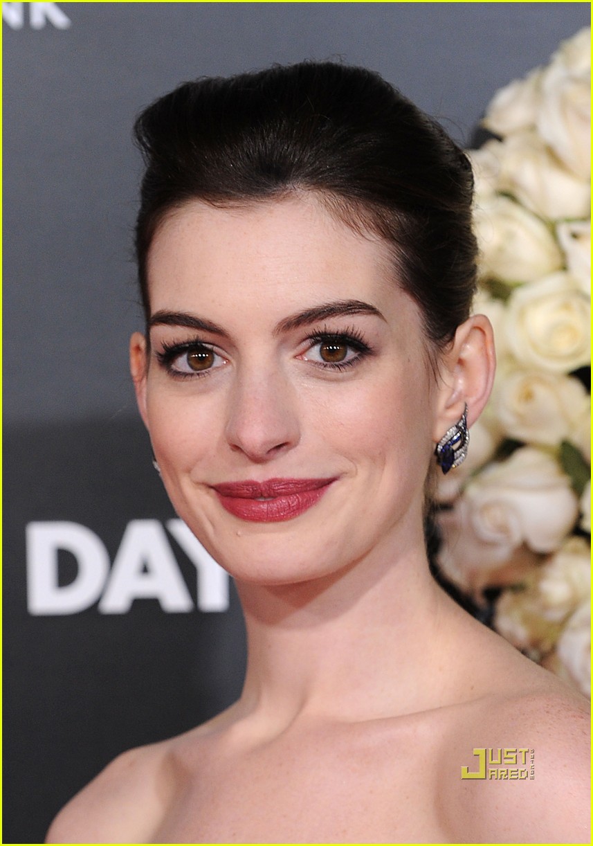 Anne Hathaway & Jessica Alba 'Valentine's Day' Vixens Photo 2426521