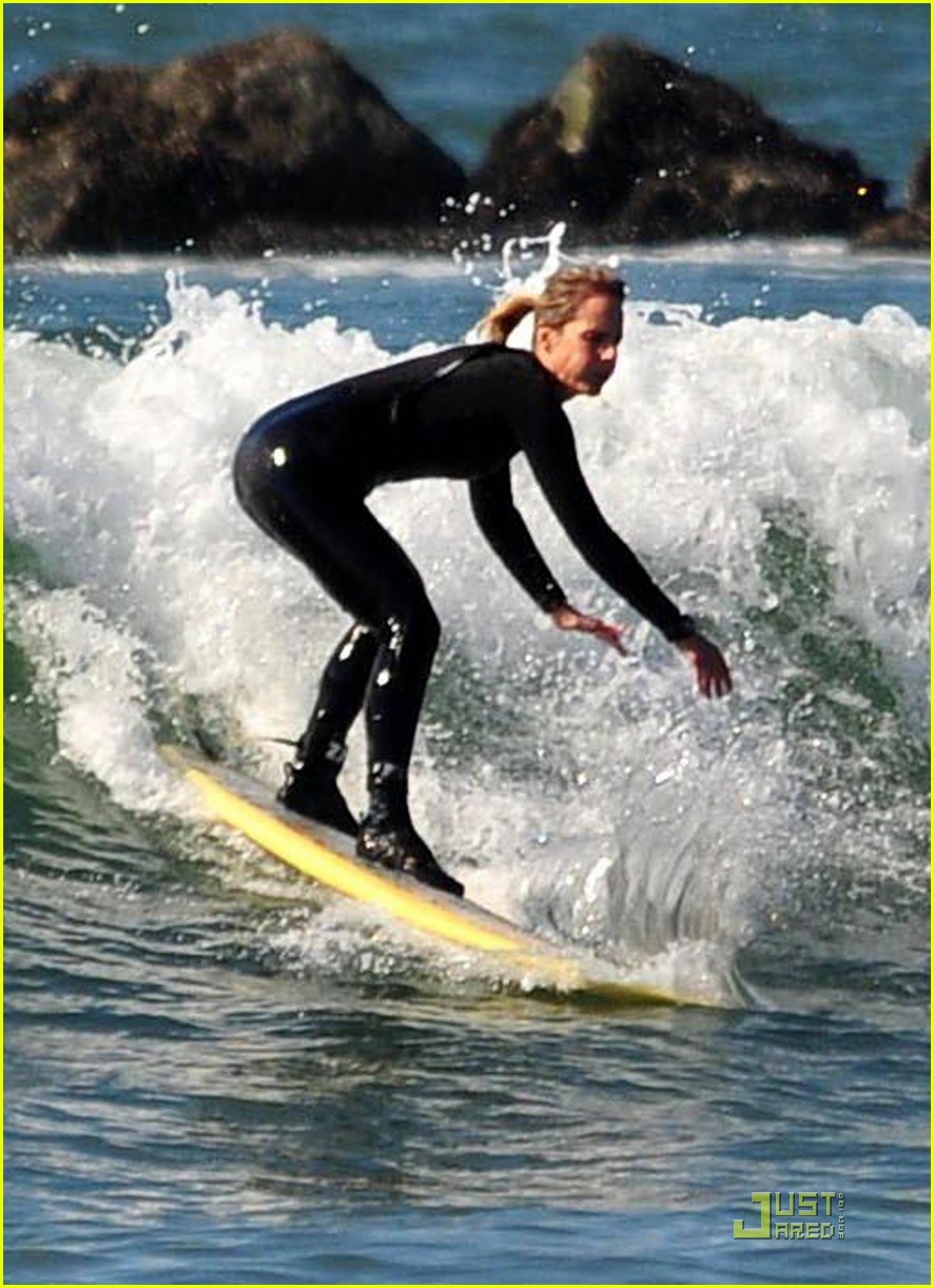 Photo helen hunt surfs up 07 Photo 2425386 Just Jared