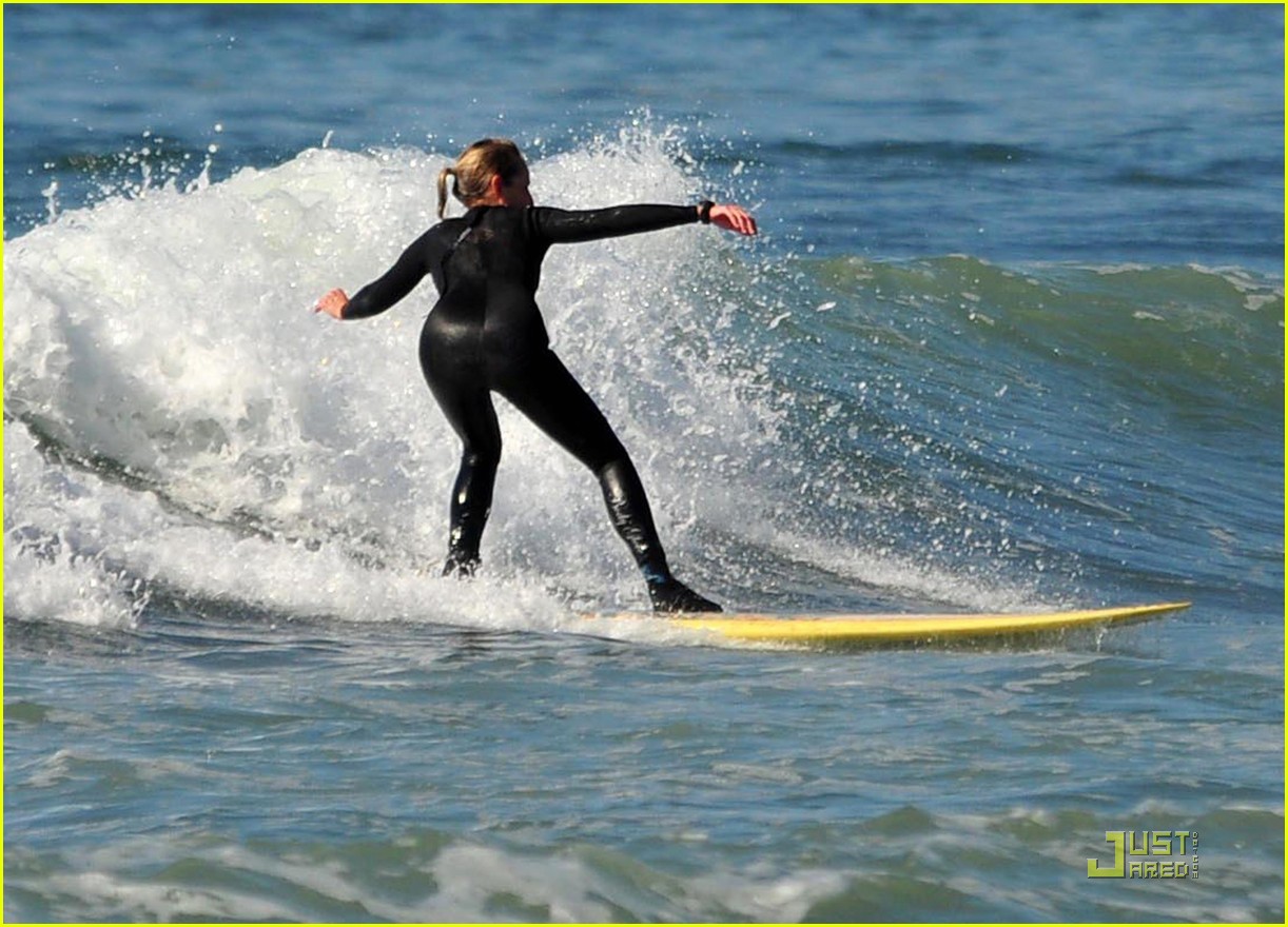 Photo helen hunt surfs up 08 Photo 2425387 Just Jared