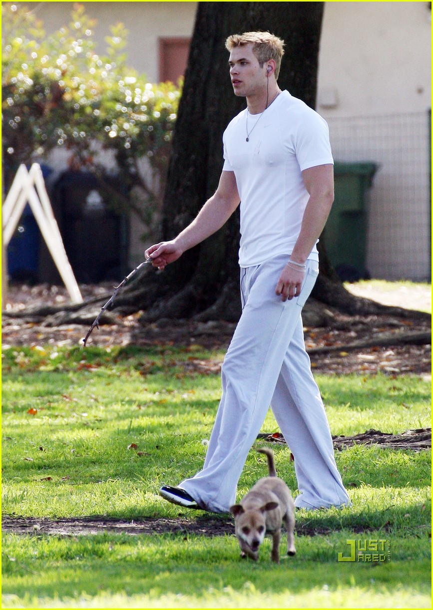 Kellan Lutz Brings His Pups to the Park Photo 2427352 Kellan Lutz(01)