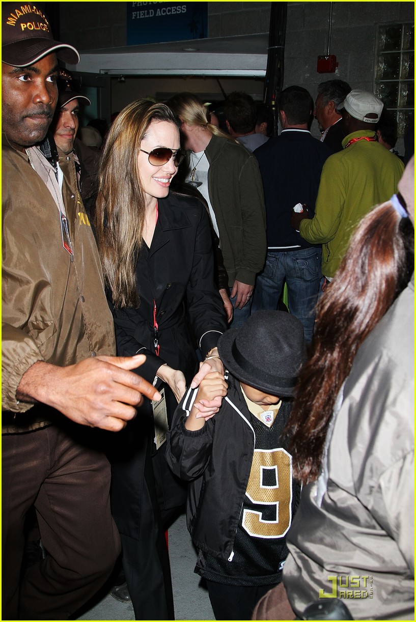 Angelina Jolie & Brad Pitt Superbowl Sweethearts! Photo 2426028(00)