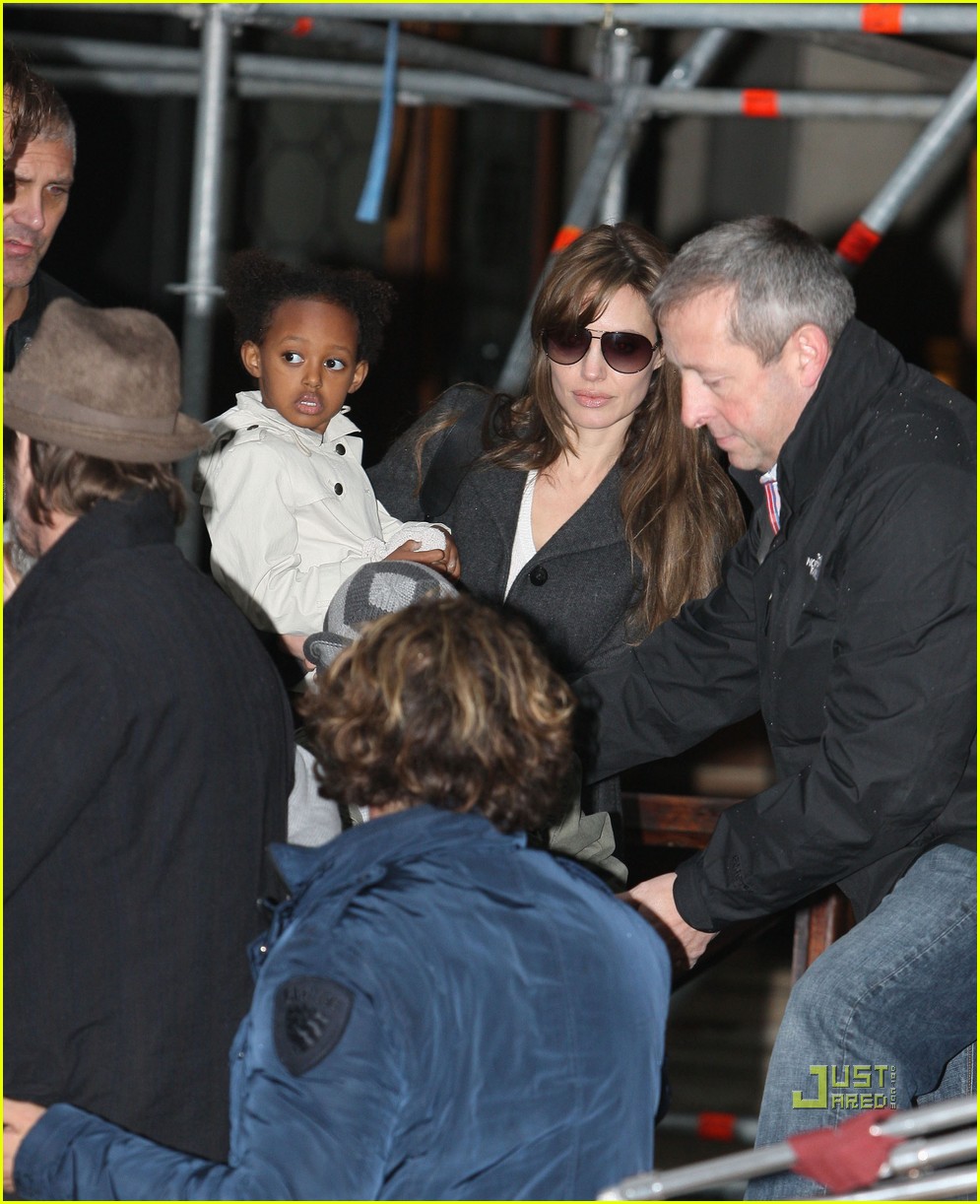 Brad Pitt & Angelina Jolie 'Tourist' Family Set Visit! Photo 2430932