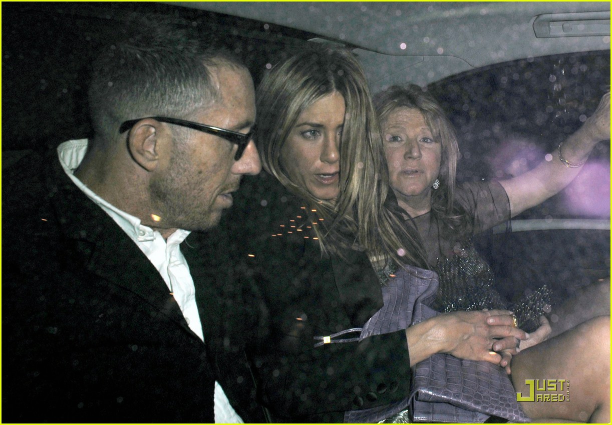 Jennifer Aniston & Gerard Butler: Hotel Head Out: Photo 2434258