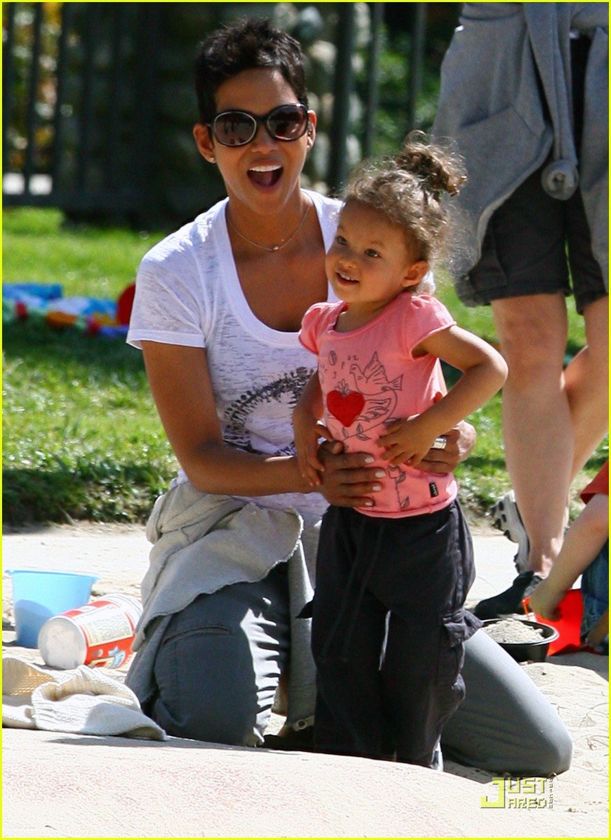 Halle Berry & Nahla Aubry Park and Play! Photo 2432339 Celebrity(01)