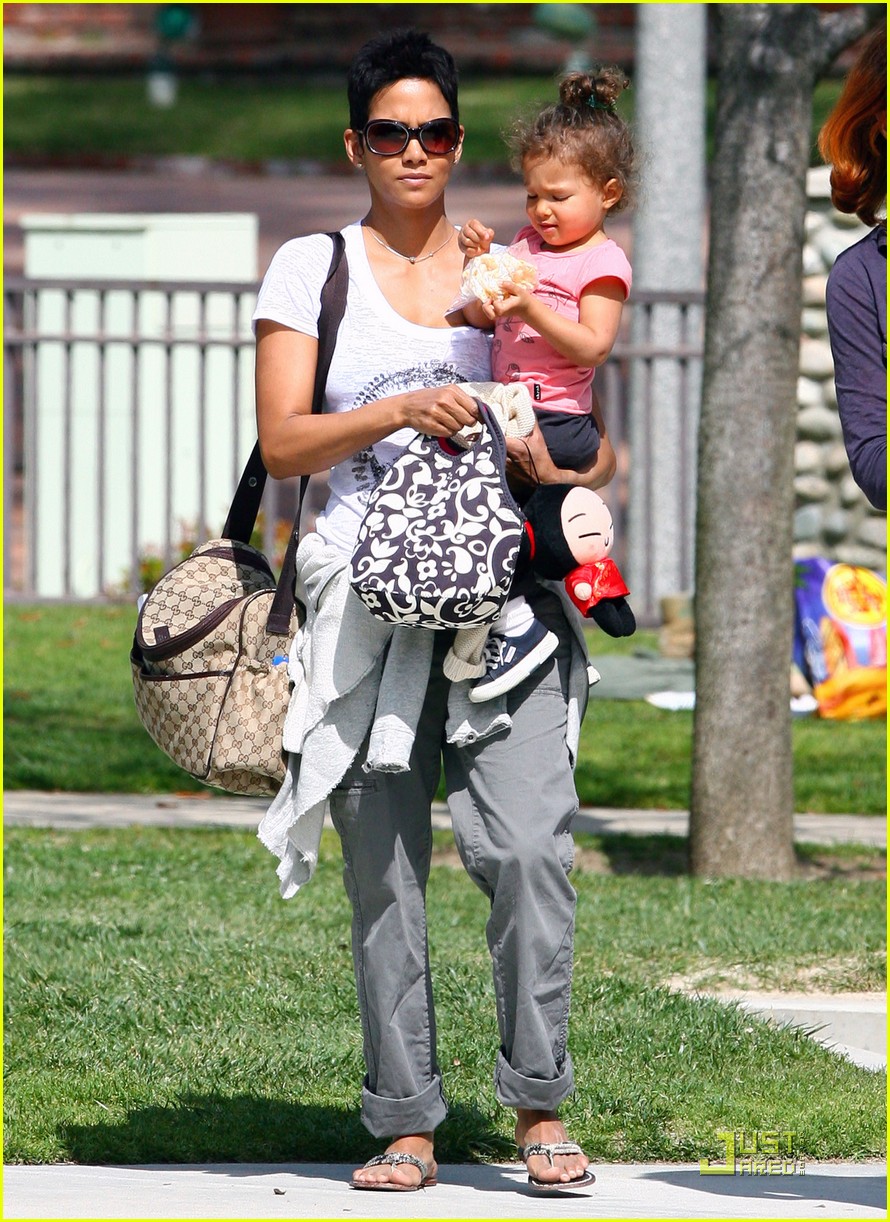 Halle Berry & Nahla Aubry Park and Play! Photo 2432364 Celebrity
