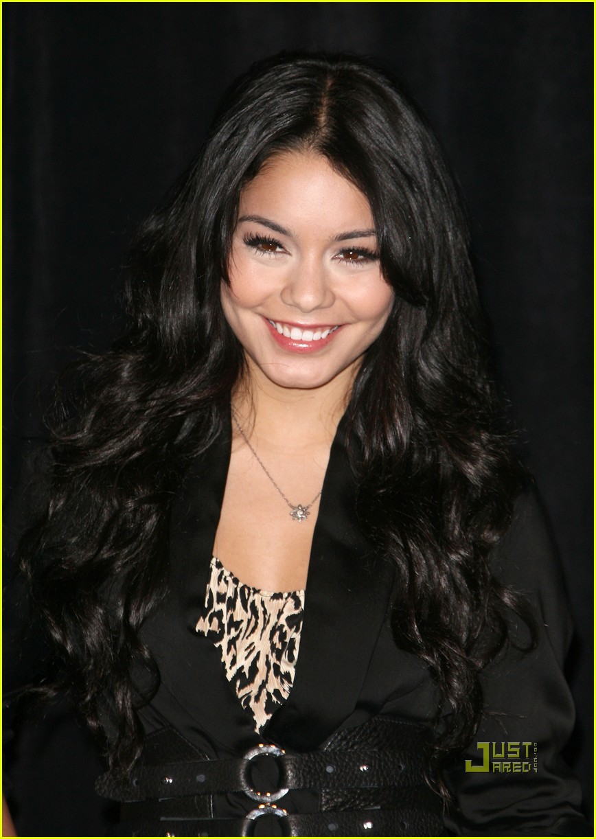Photo vanessa hudgens showest alex pettyfer 02 Photo 2435749 Just