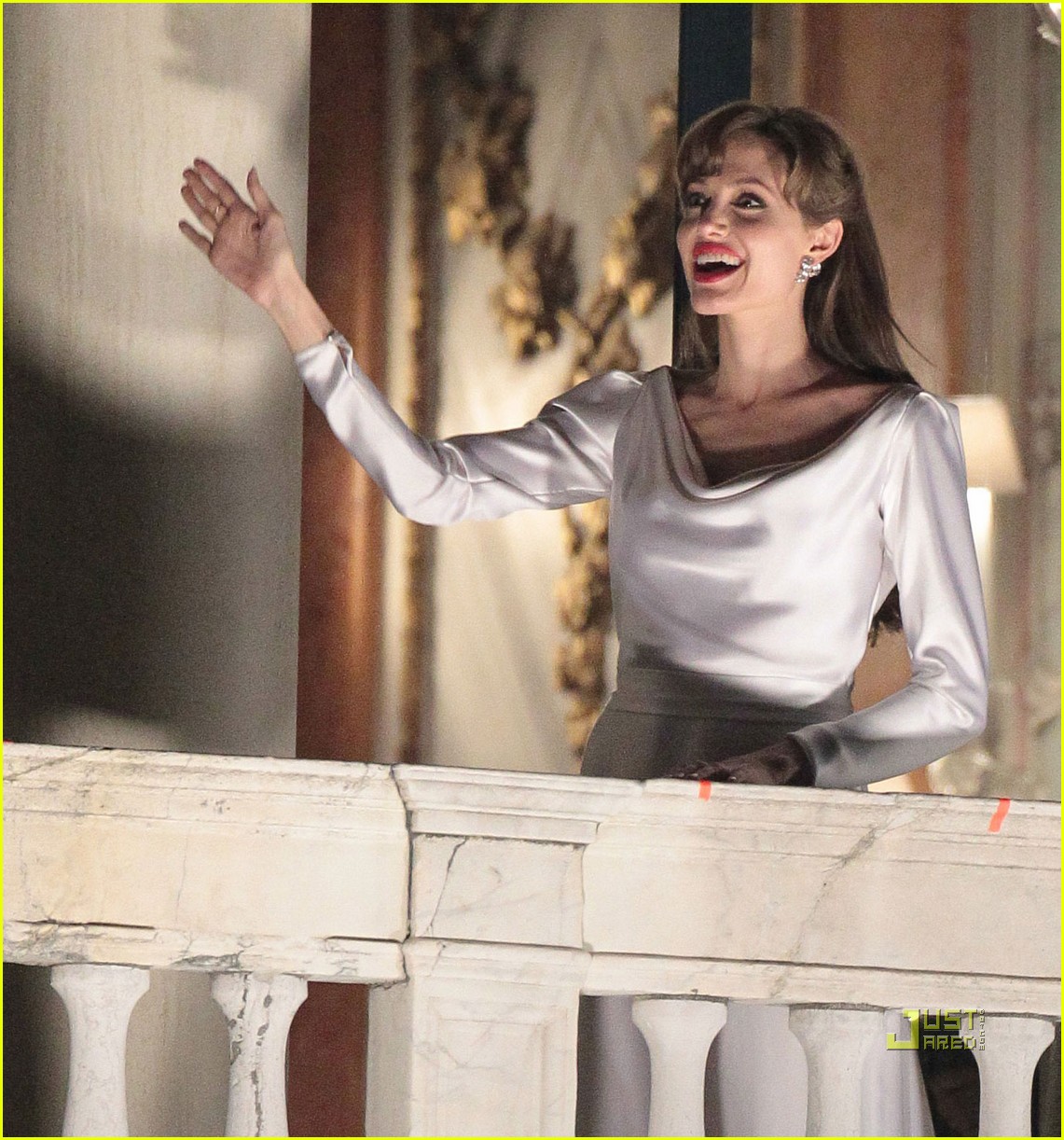 angelina jolie waving balcony venice the tourist 012431506
