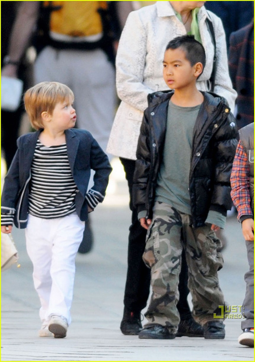 Brad Pitt's Parents Grandkids Bonding Time! Photo 2442971 Angelina