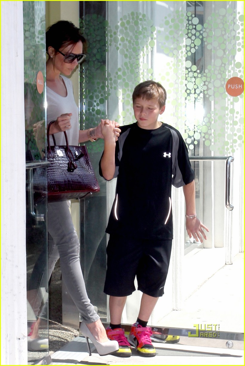 David Beckham Family Frozen Yogurt Run! Photo 2445093 Brooklyn