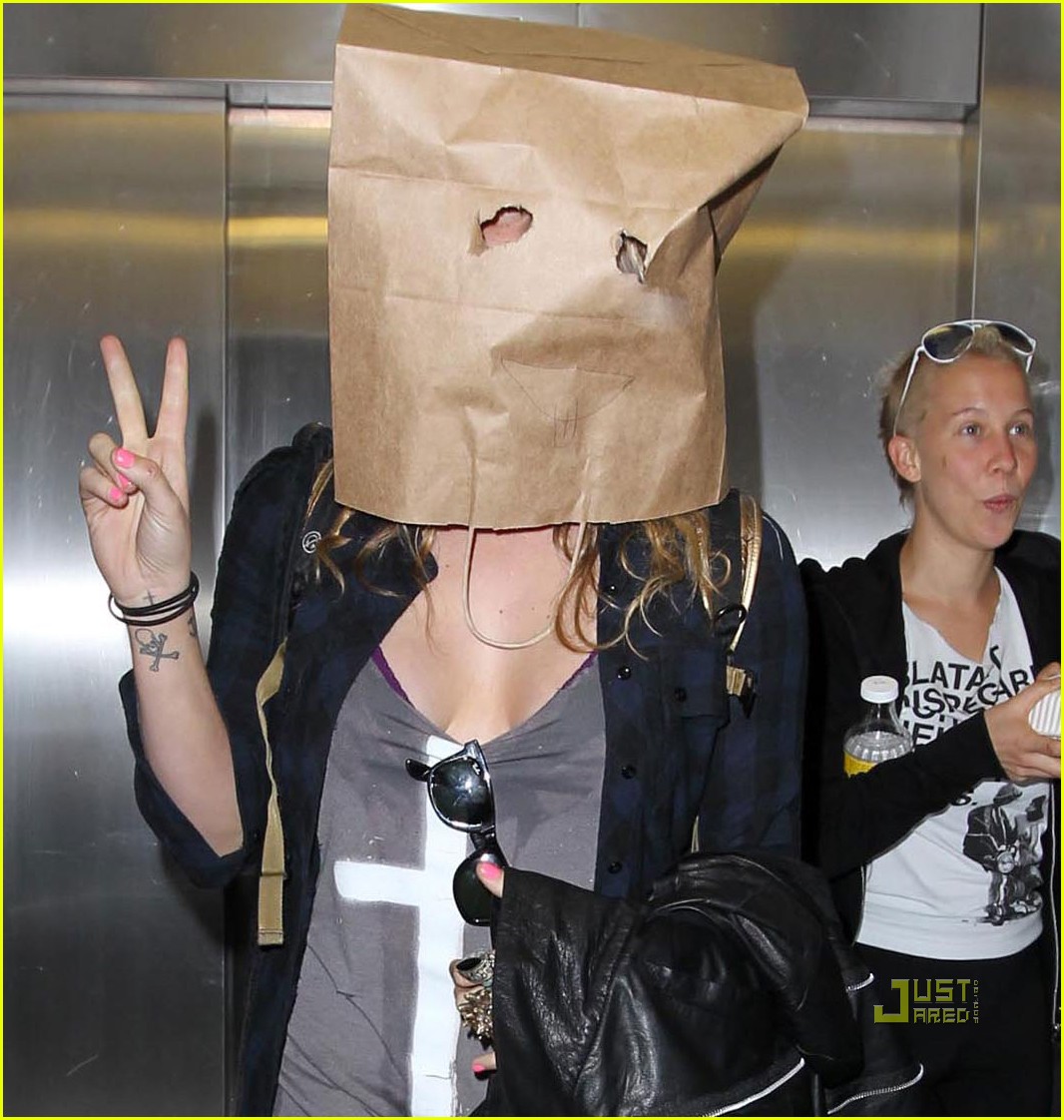 Ke $ha: Paper Bag Head! kesha sebert paper bag head 02 - Photo.