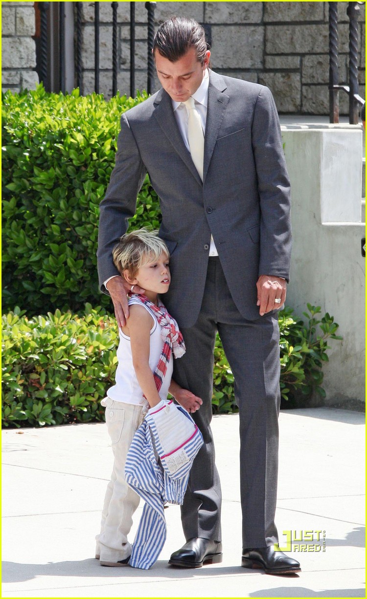 Kingston & Zuma Rossdale Hug It Out Photo 2443788 Celebrity Babies