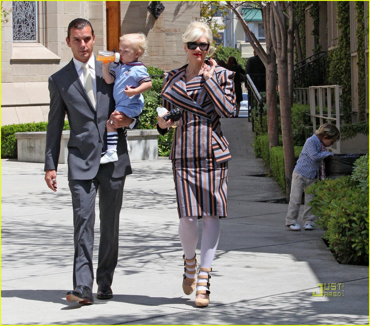 Kingston & Zuma Rossdale Hug It Out Photo 2443794 Celebrity Babies