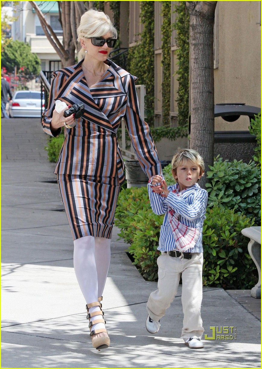 Kingston & Zuma Rossdale Hug It Out Photo 2443795 Celebrity Babies