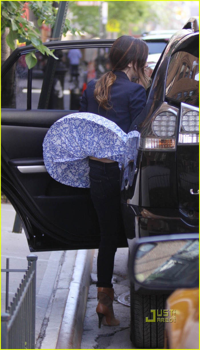 Rachel Bilson's Skirt Flies Up: Photo 2446656 | Rachel Bilson Pictures