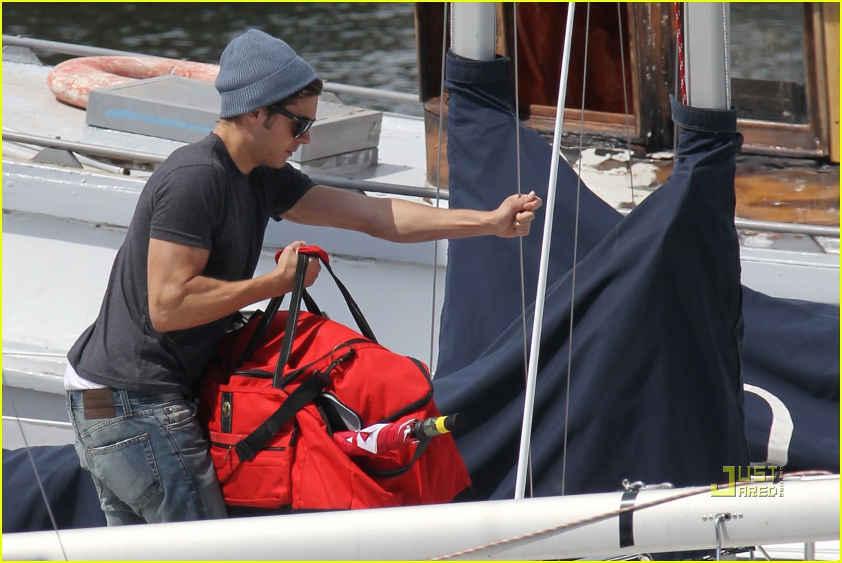 Zac Efron Sailing on English Bay! Photo 2451850 Zac Efron Photos
