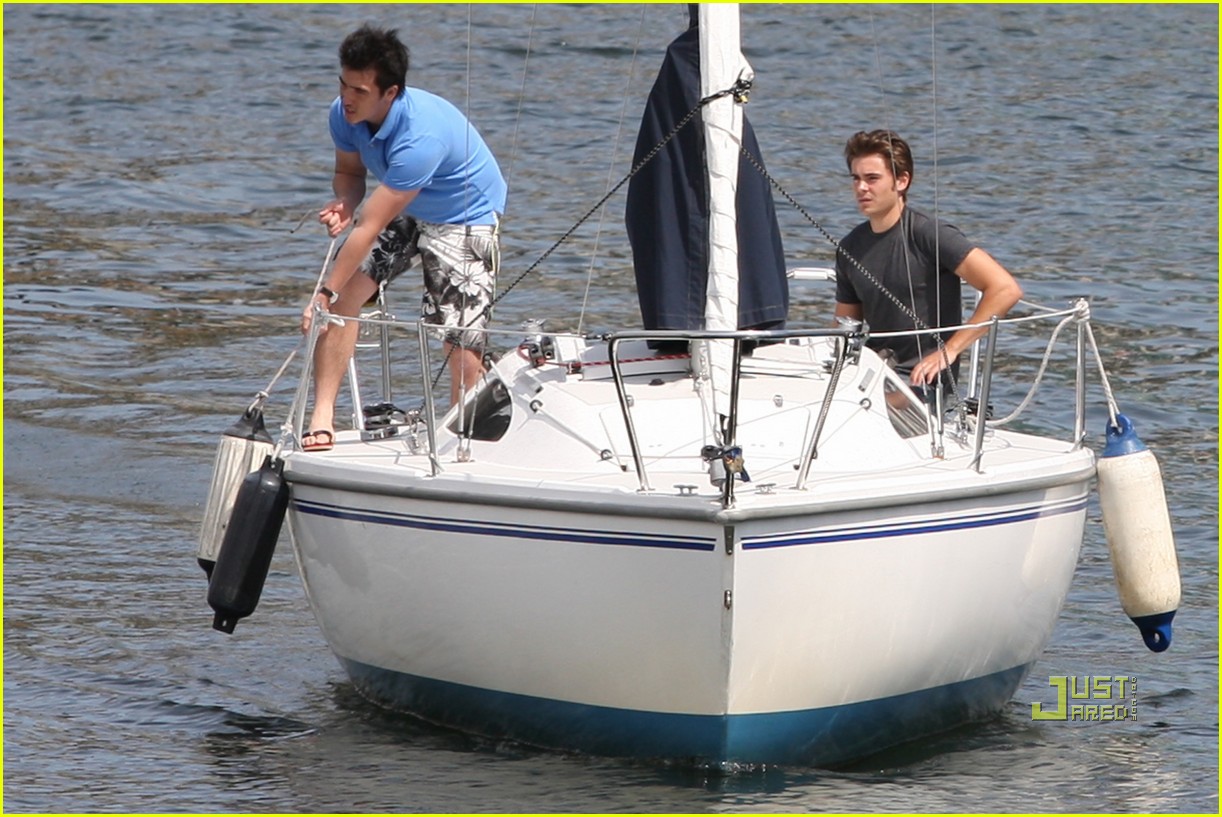 Zac Efron Sailing on English Bay! Photo 2451853 Zac Efron Photos