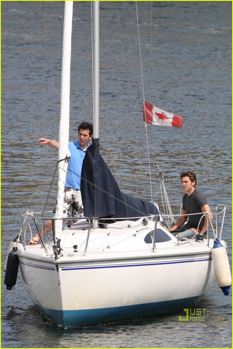 Zac Efron Sailing on English Bay! Photo 2451854 Zac Efron Photos