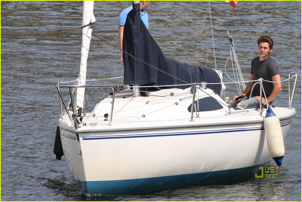 Zac Efron Sailing on English Bay! Photo 2451855 Zac Efron Photos