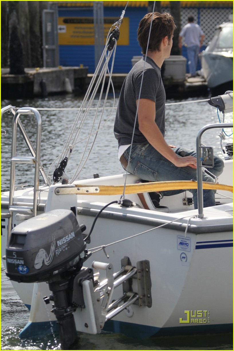 Zac Efron Sailing on English Bay! Photo 2451856 Zac Efron Photos
