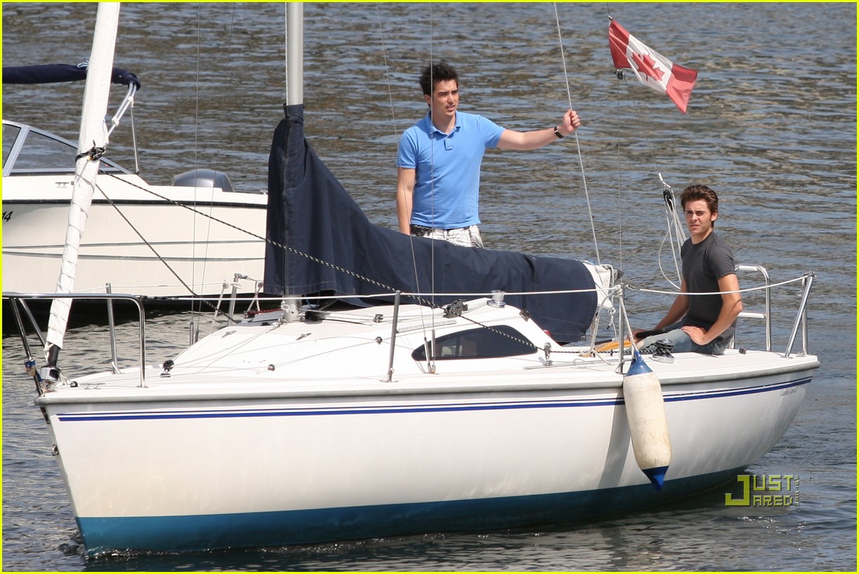 Zac Efron Sailing on English Bay! Photo 2451859 Zac Efron Photos