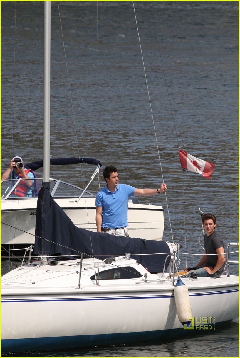 Zac Efron Sailing on English Bay! Photo 2451861 Zac Efron Photos