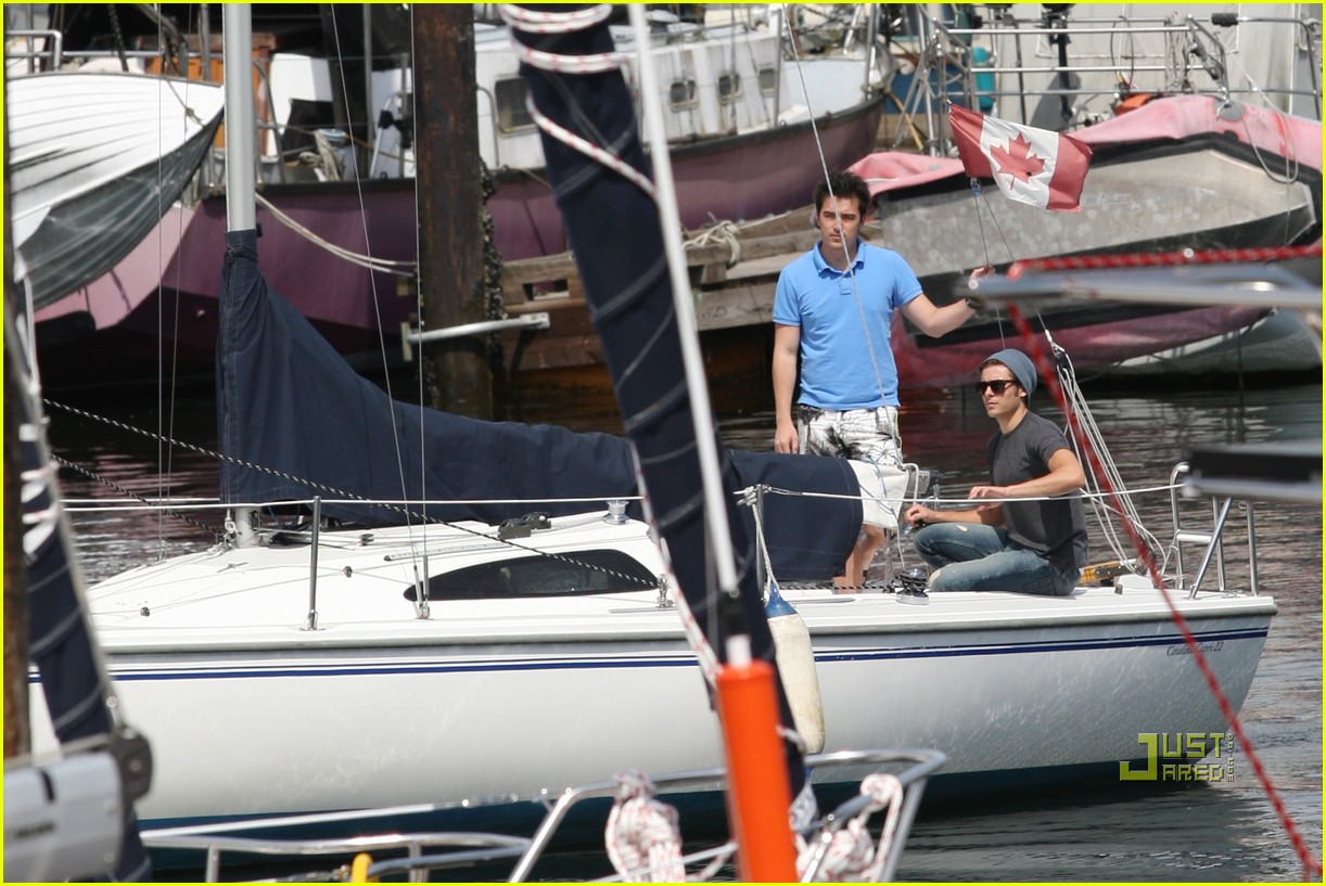 Zac Efron Sailing on English Bay! Photo 2451870 Zac Efron Photos