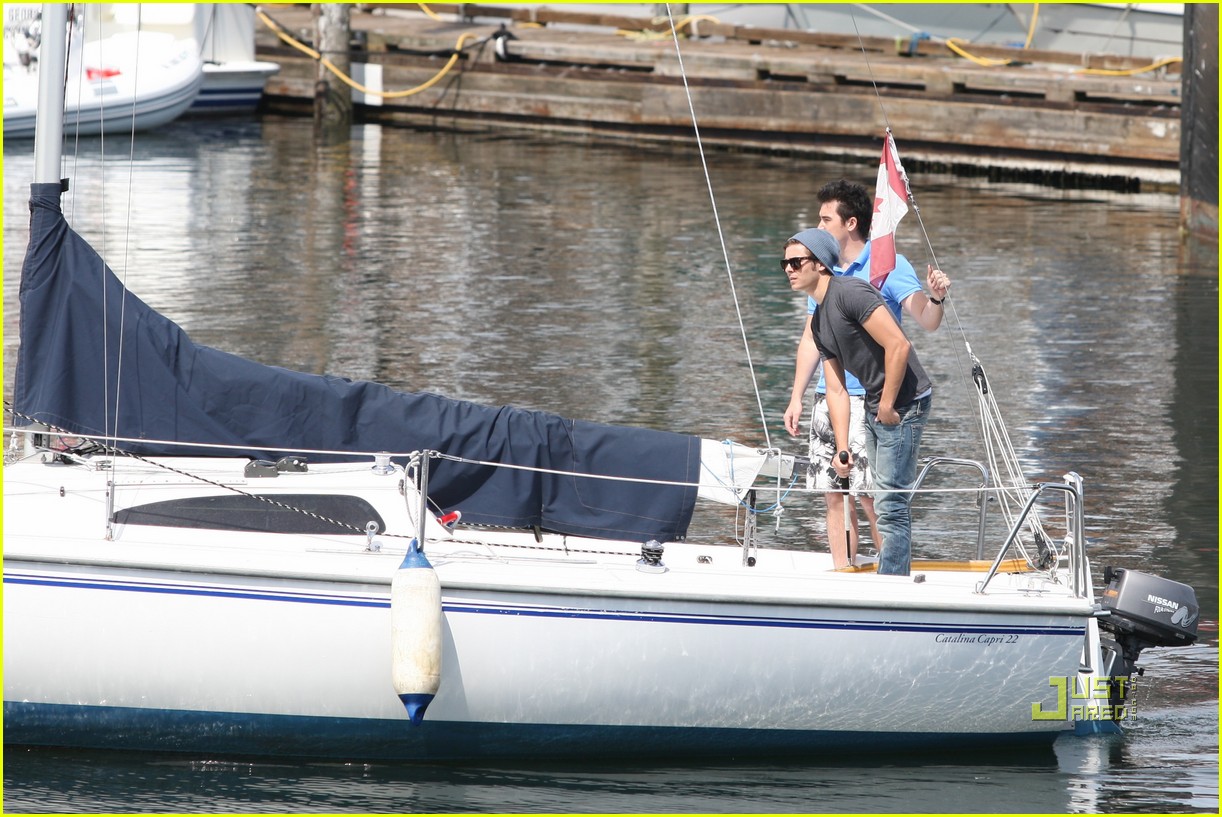 Zac Efron Sailing on English Bay! Photo 2451871 Zac Efron Photos