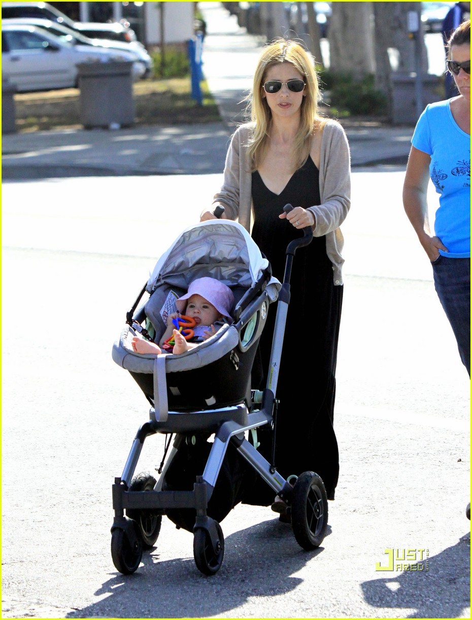 Sarah Michelle Gellar: Saturday with Charlotte!: Photo 2449276