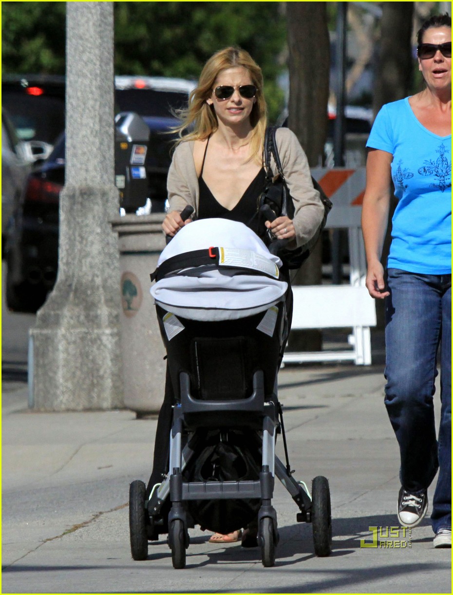 Sarah Michelle Gellar: Saturday with Charlotte!: Photo 2449284