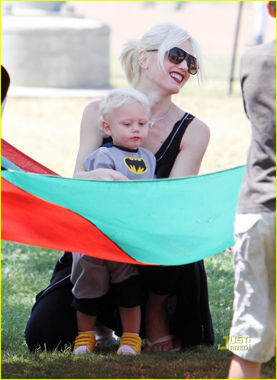 Gwen Stefani Superhero Party with Kingston & Zuma! Photo 2448972