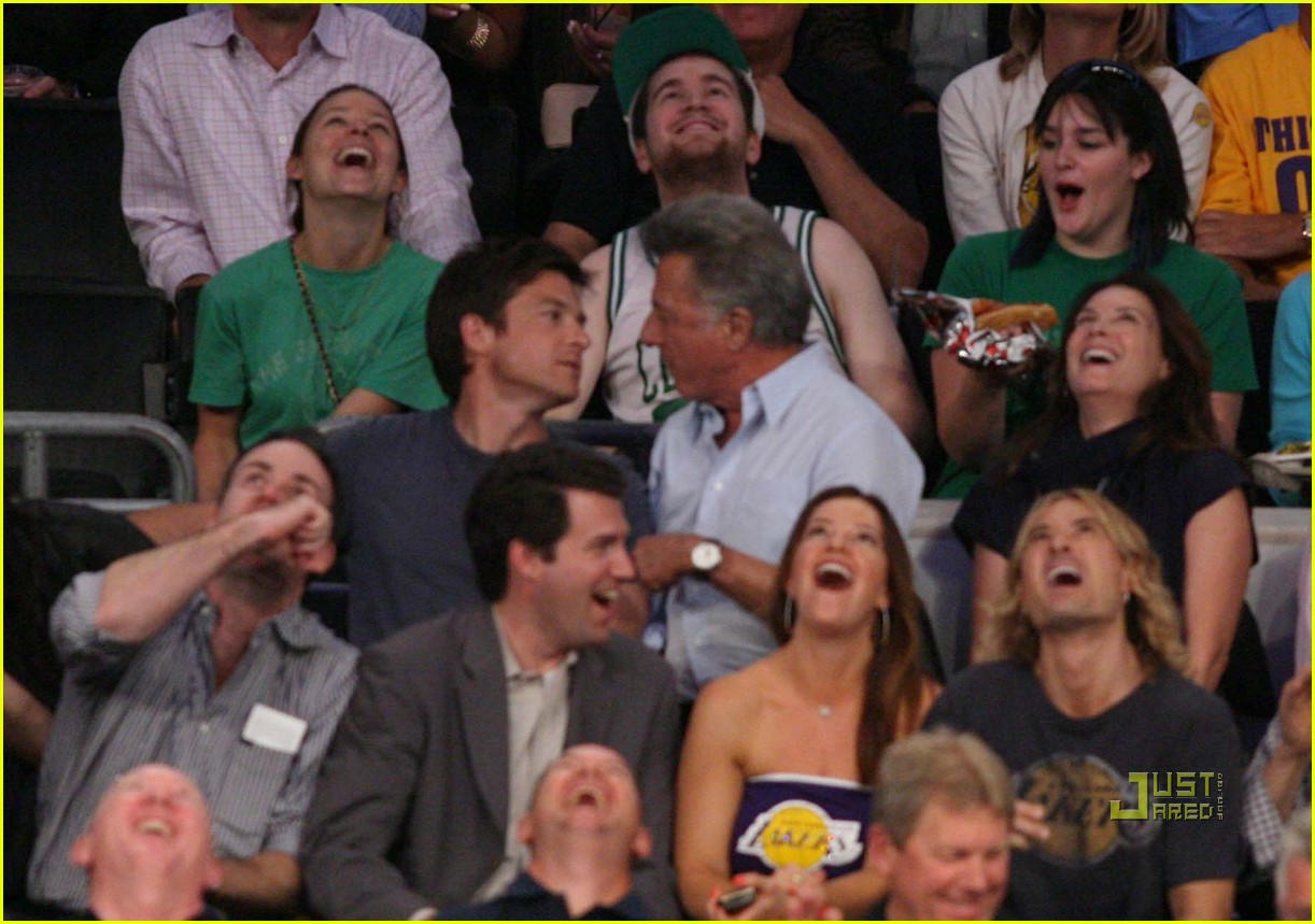 Photo jason bateman dustin hoffman kiss lakers game 05 Photo 2456199