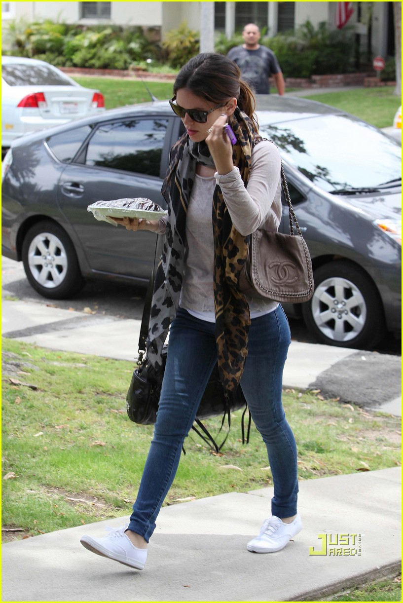 Rachel Bilson Baked Goods Delivery! Photo 2455794 Rachel Bilson