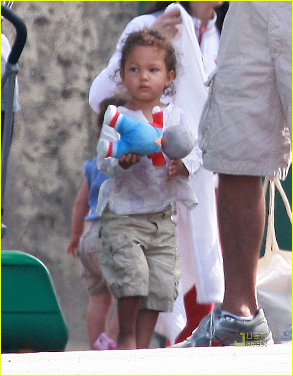 Nahla Aubry’s Playground Romp, Halle Berry’s Gift Store Pick-Up: Photo