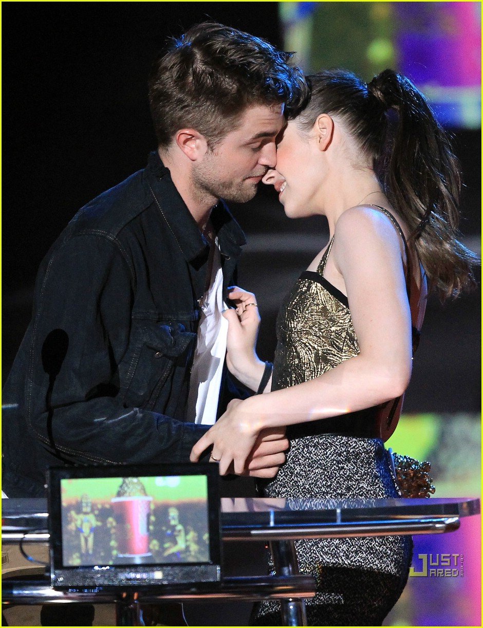 Robert Pattinson & Kristen Stewart Best Kiss Winners! Photo 2456784