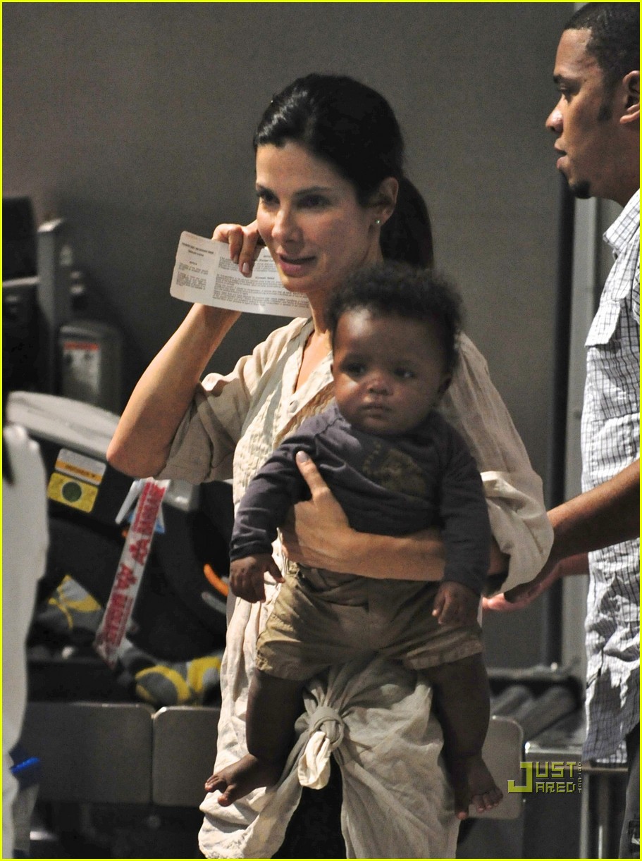 Sandra Bullock Flight to L.A. with Louis! Photo 2465671 Celebrity