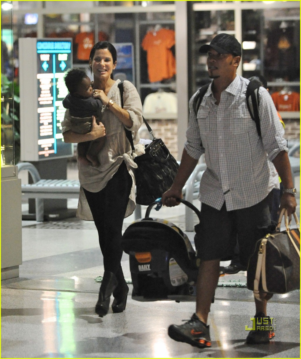 Sandra Bullock Flight to L.A. with Louis! Photo 2465673 Celebrity
