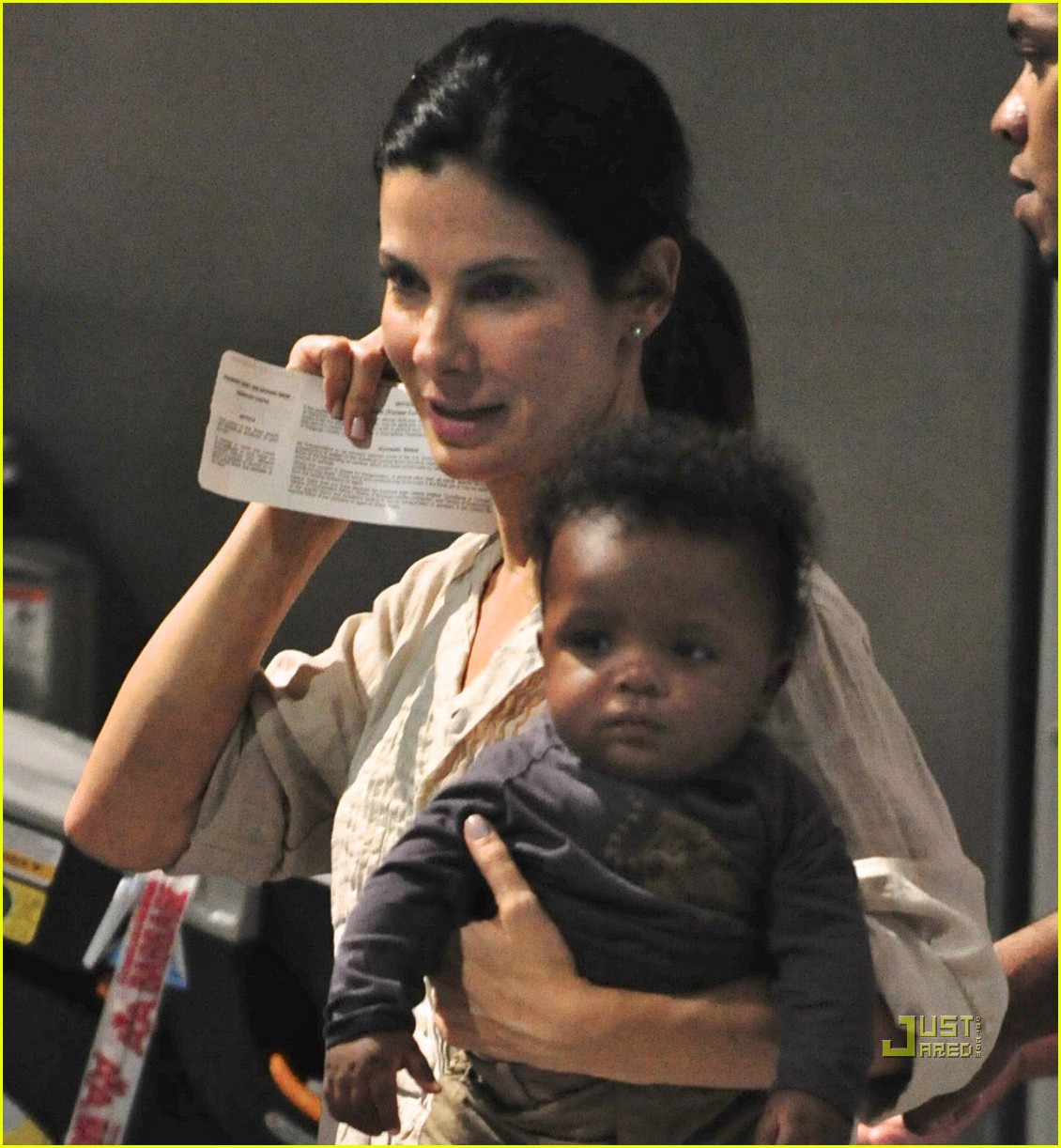 Sandra Bullock Flight to L.A. with Louis! Photo 2465674 Celebrity