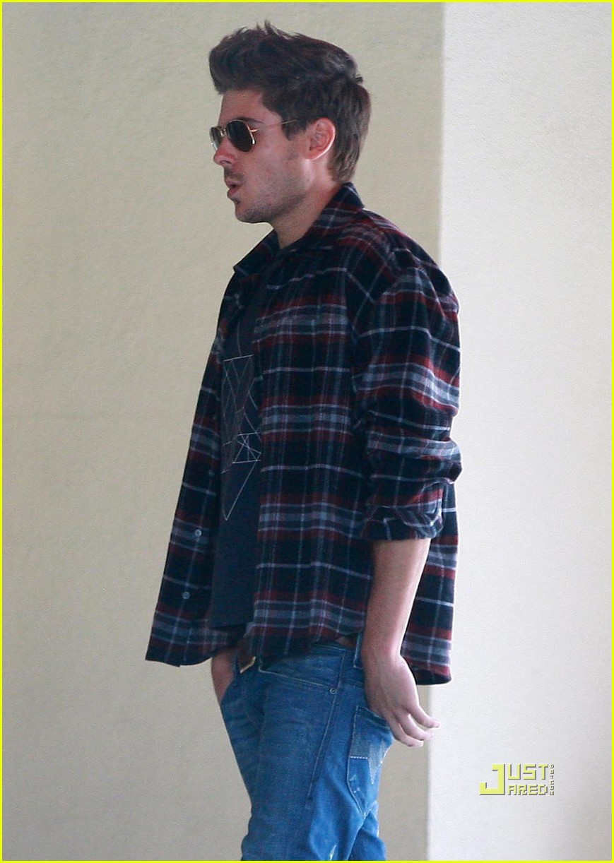 Zac Efron Casual Dress for Business Meeting Photo 2464911 Zac Efron