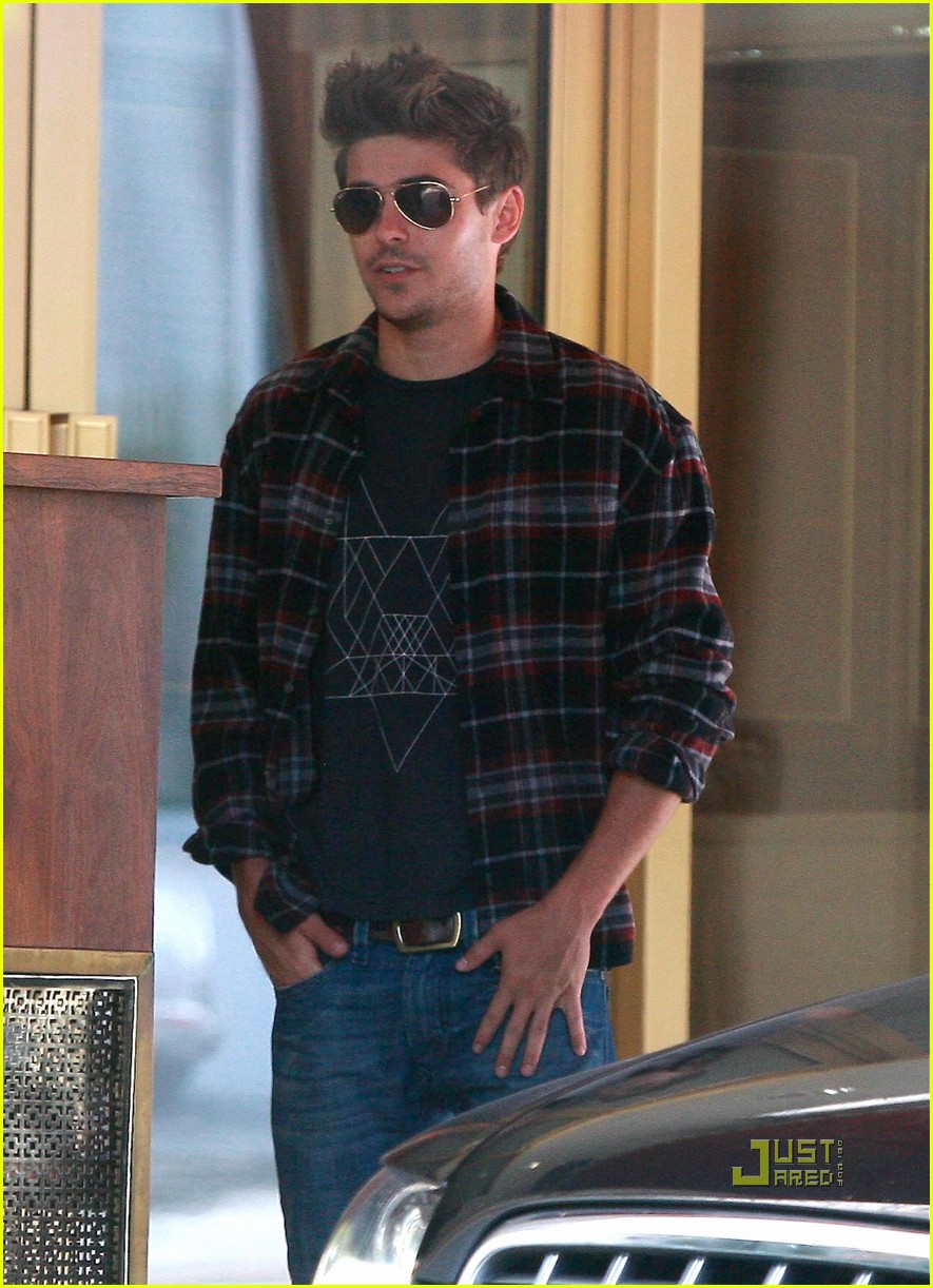Zac Efron Casual Dress for Business Meeting Photo