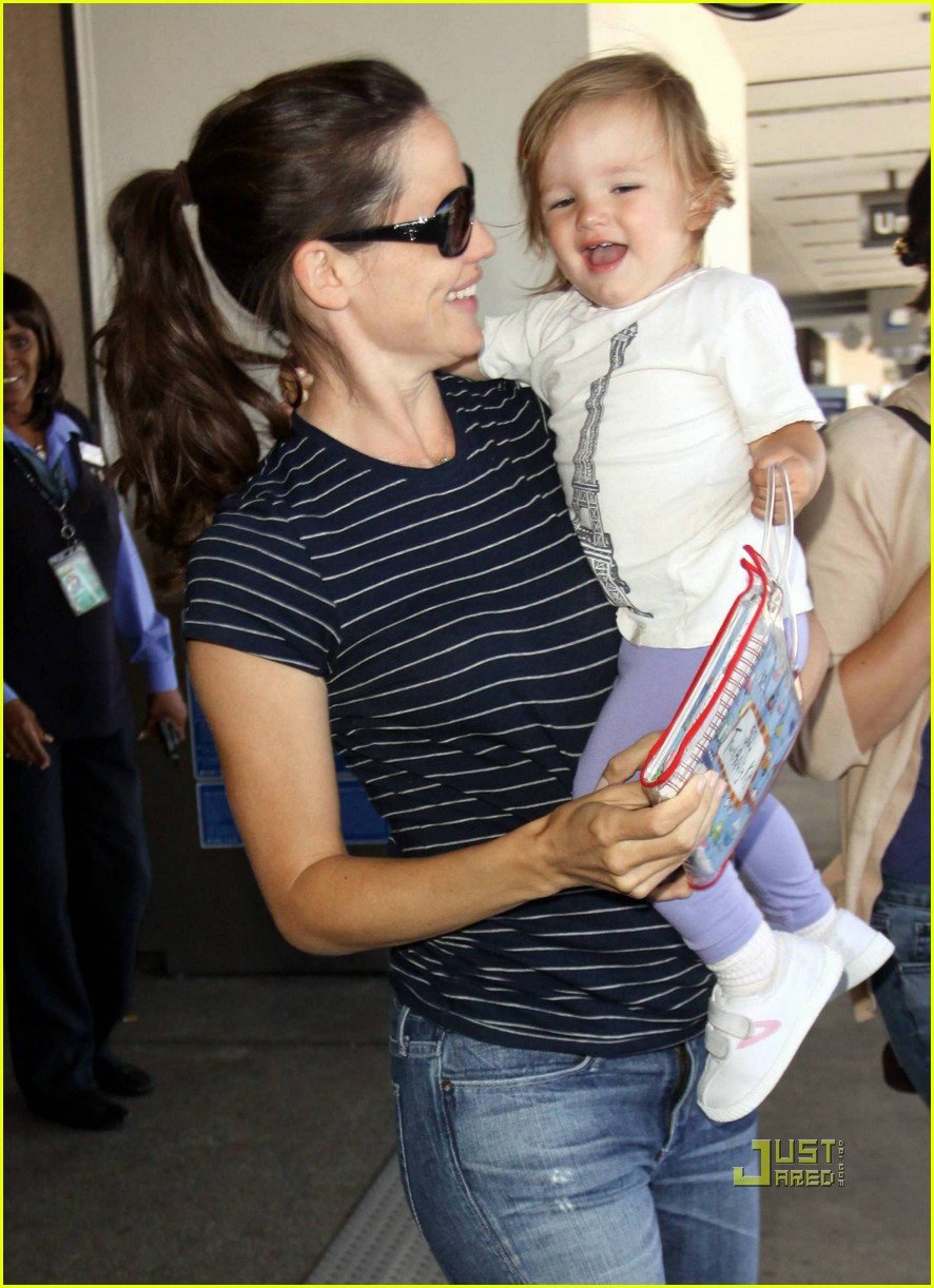 Jennifer Garner Travel Activities with Violet & Seraphina! Photo