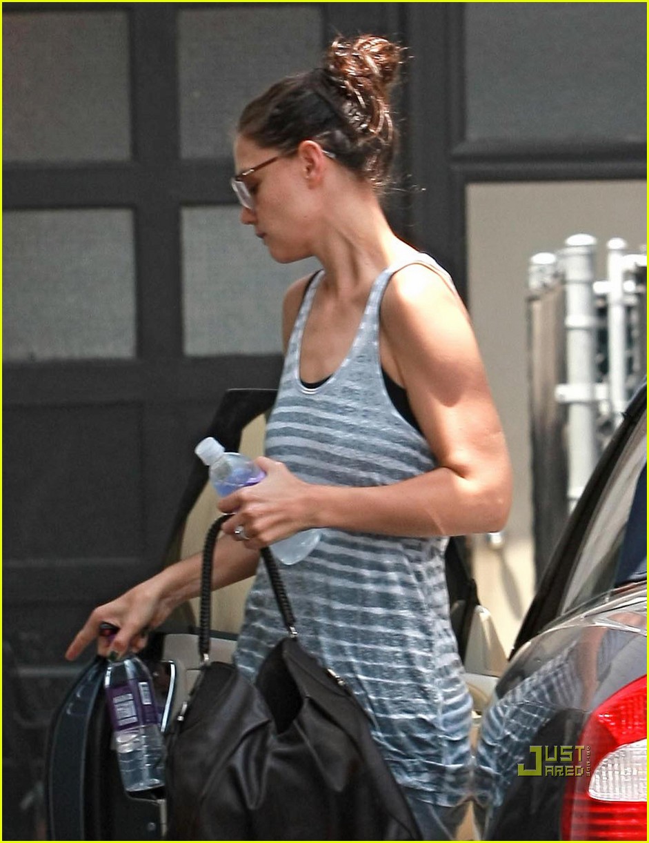 Katie Holmes Cupcake Connoisseur Photo 2470562 Katie Holmes Photos(01)