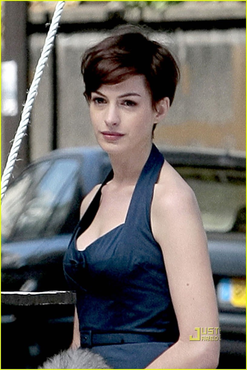 anne hathaway pixie haircut one day 042476711