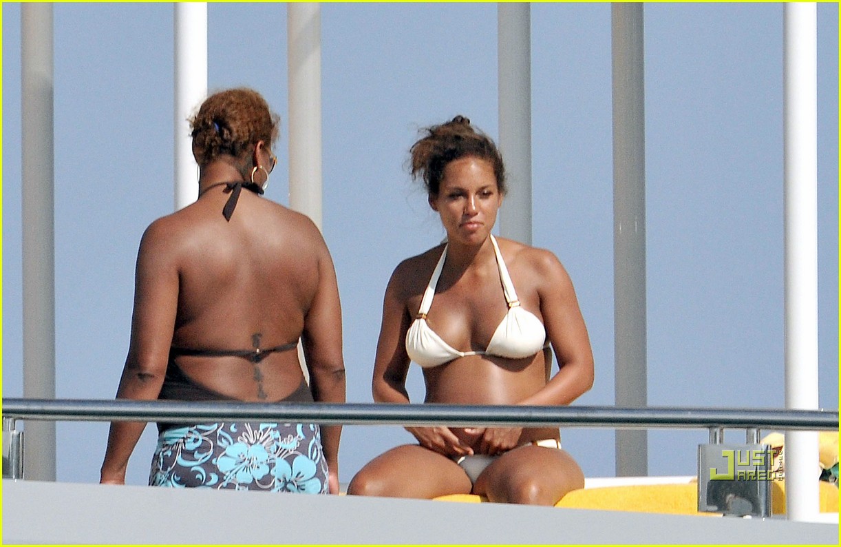 Alicia Keys shows off her baby bump in a bikini as she spends her honeymoon...