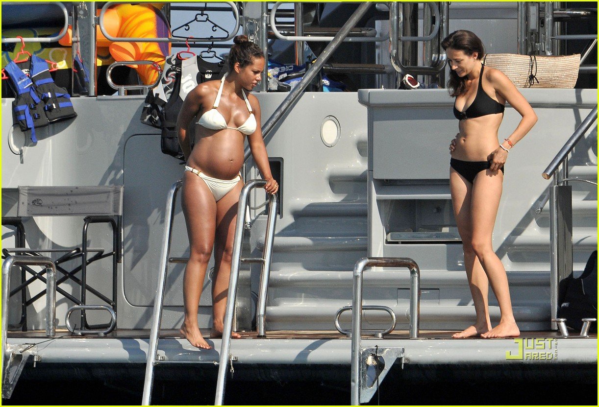 Alicia Keys: Bikini Baby Bump! 