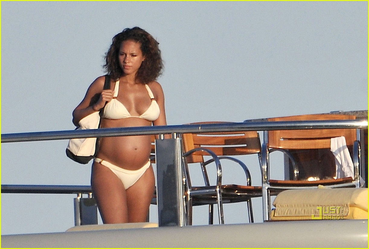 Alicia Keys shows off her baby bump in a bikini as she spends her honeymoon...