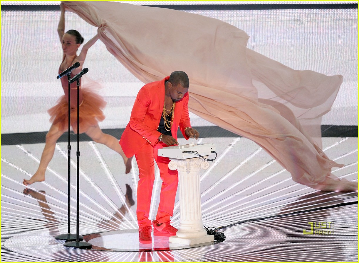 Kanye West's VMAs Performance VIDEO Photo 2479740 Kanye West(00)