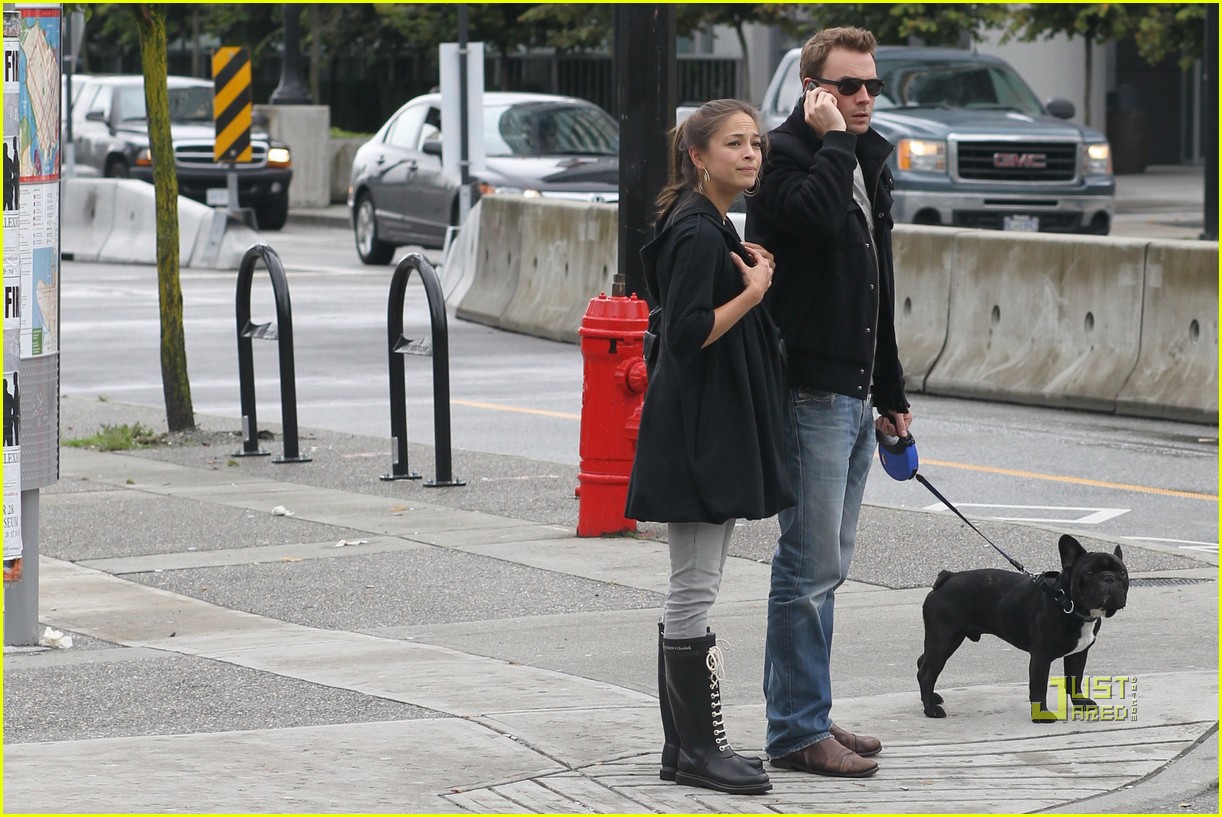 Former Smallville actress Kristin Kreuk and her boyfriend Mark Hildreth tak...